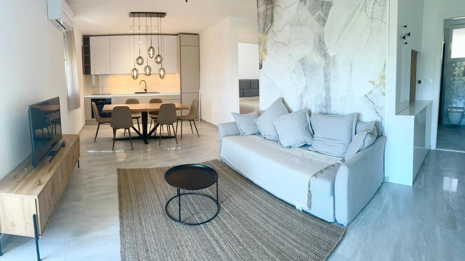 Calming Elegance In Split 아파트