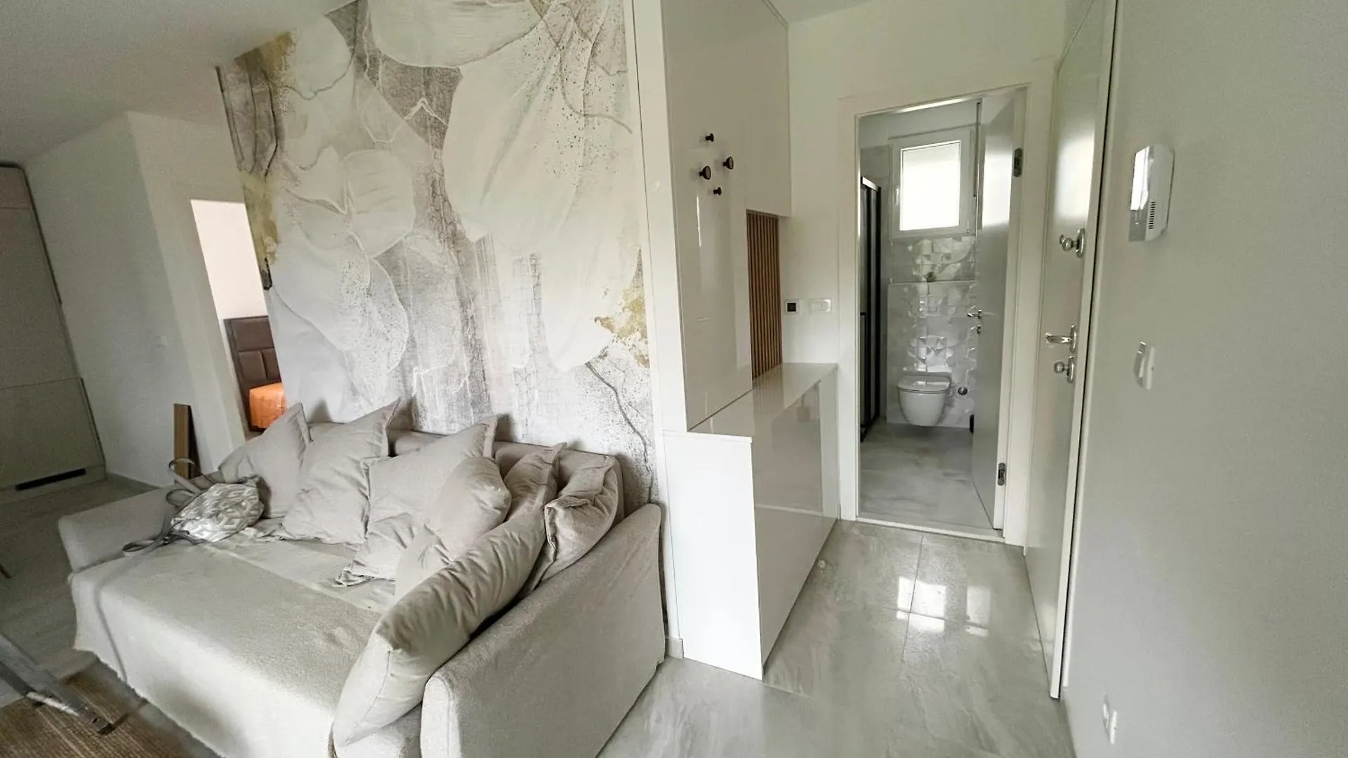 Calming Elegance In Split 아파트