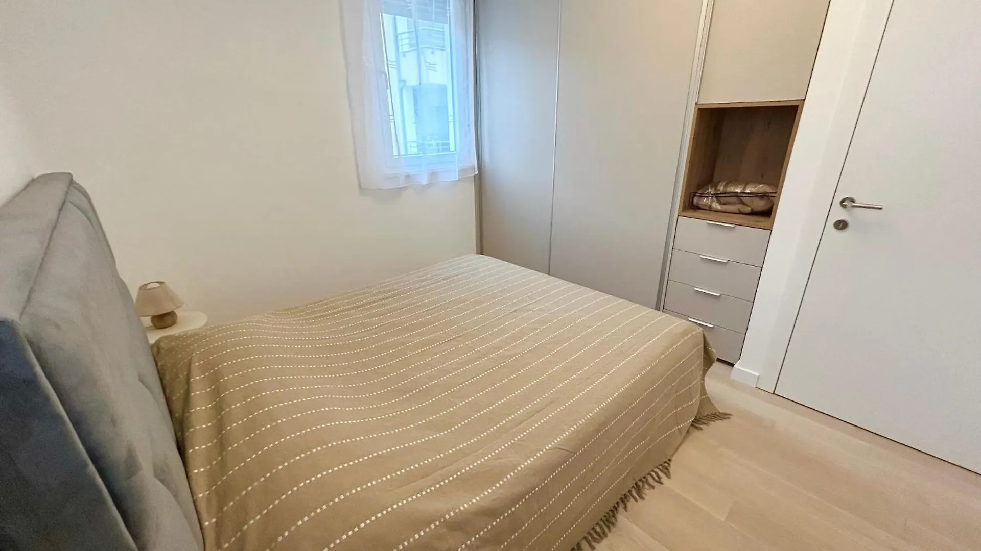 Calming Elegance In Split 아파트
