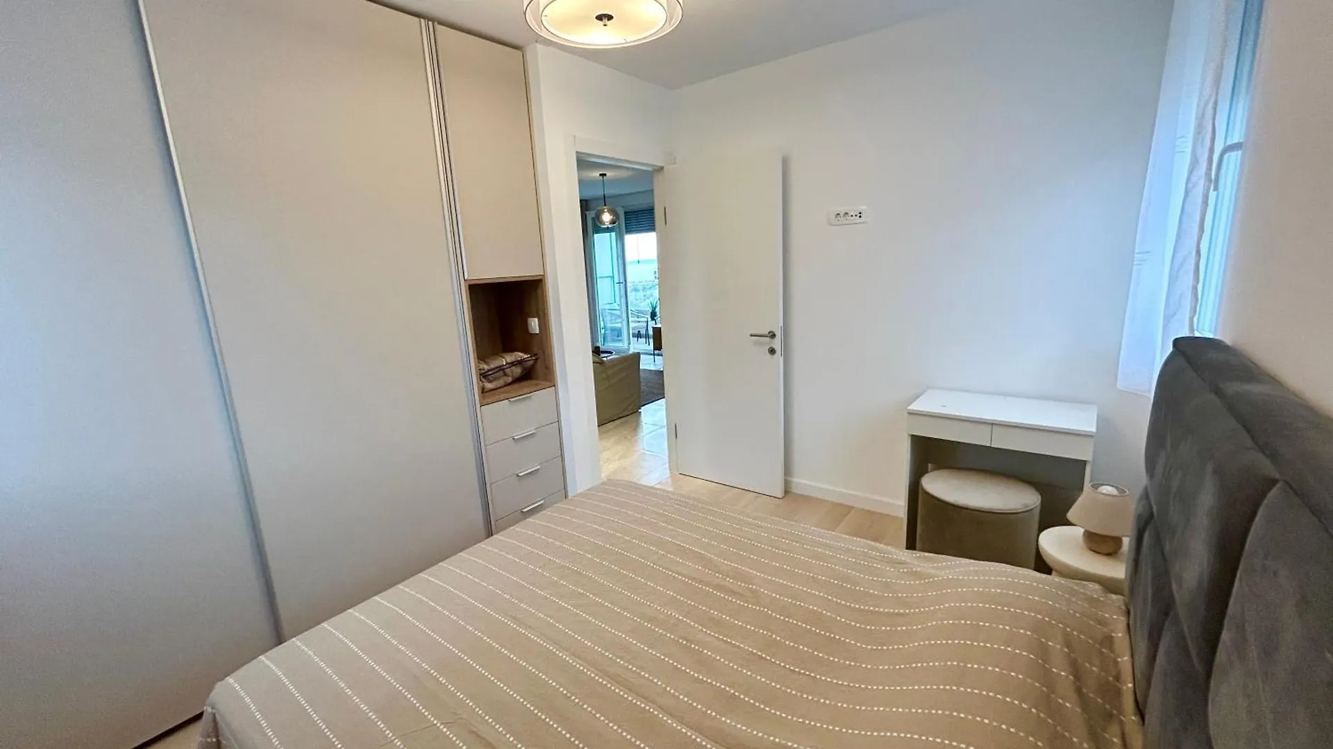 Calming Elegance In Split 아파트
